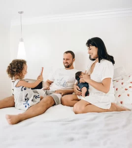 משפחה שמחה בחדר השינה