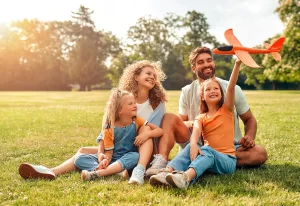 משפחה שמחה משחקת בחוץ